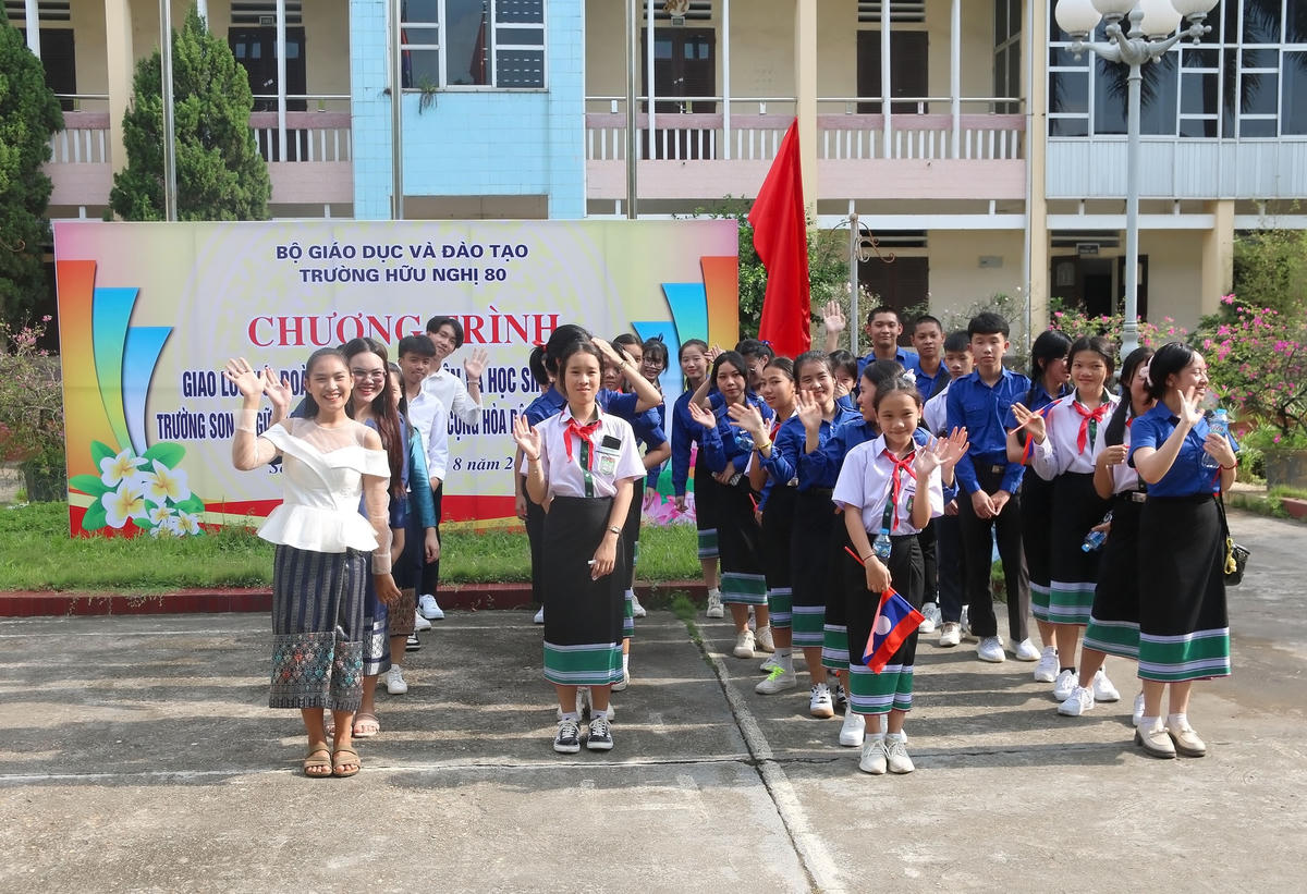 Học sinh Trường song ngữ Lào - Việt Nam Nguyễn Du và Trường Hữu Nghị 80 cùng tham gia các trò chơi giao lưu.