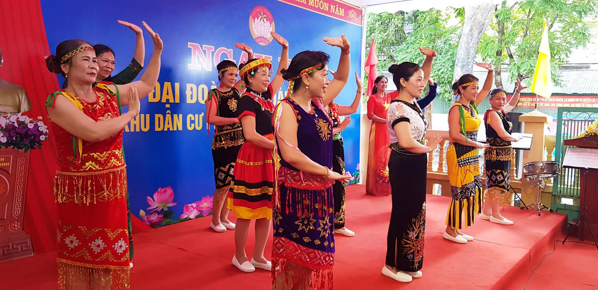 Các tiết mục văn nghệ đặc sắc do chính bà con khu phố Bà Triệu dàn dựng và biểu diễn tại Ngày hội.