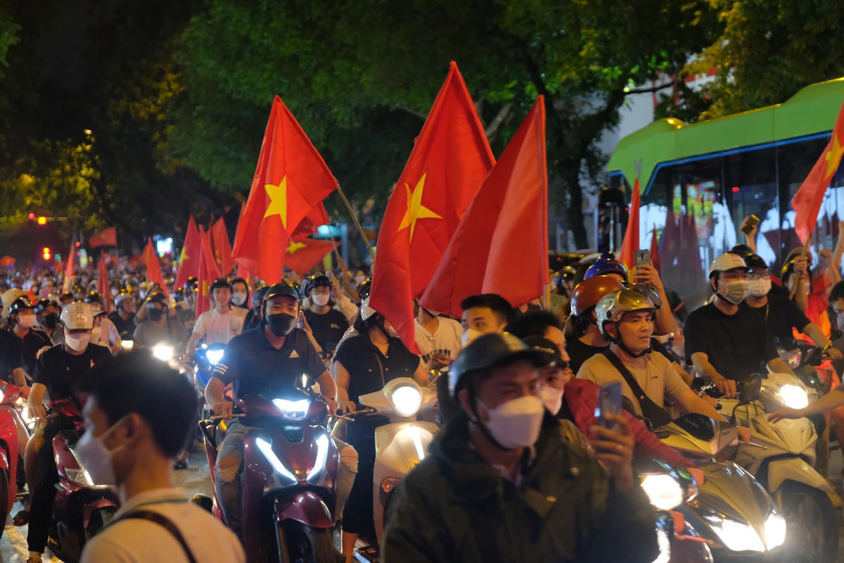 22h, dọc tuyến đường Bà Triệu, hàng nghìn người tập trung mang theo cờ Tổ quốc đi dọc tuyến, hướng về Đại Cồ Việt. Tiếng kèn, tiếng trống, tiếng hô “Việt Nam vô địch” vang dội. Tại một số ngã tư, đoàn dừng lại, giao thông bị ùn tắc.
