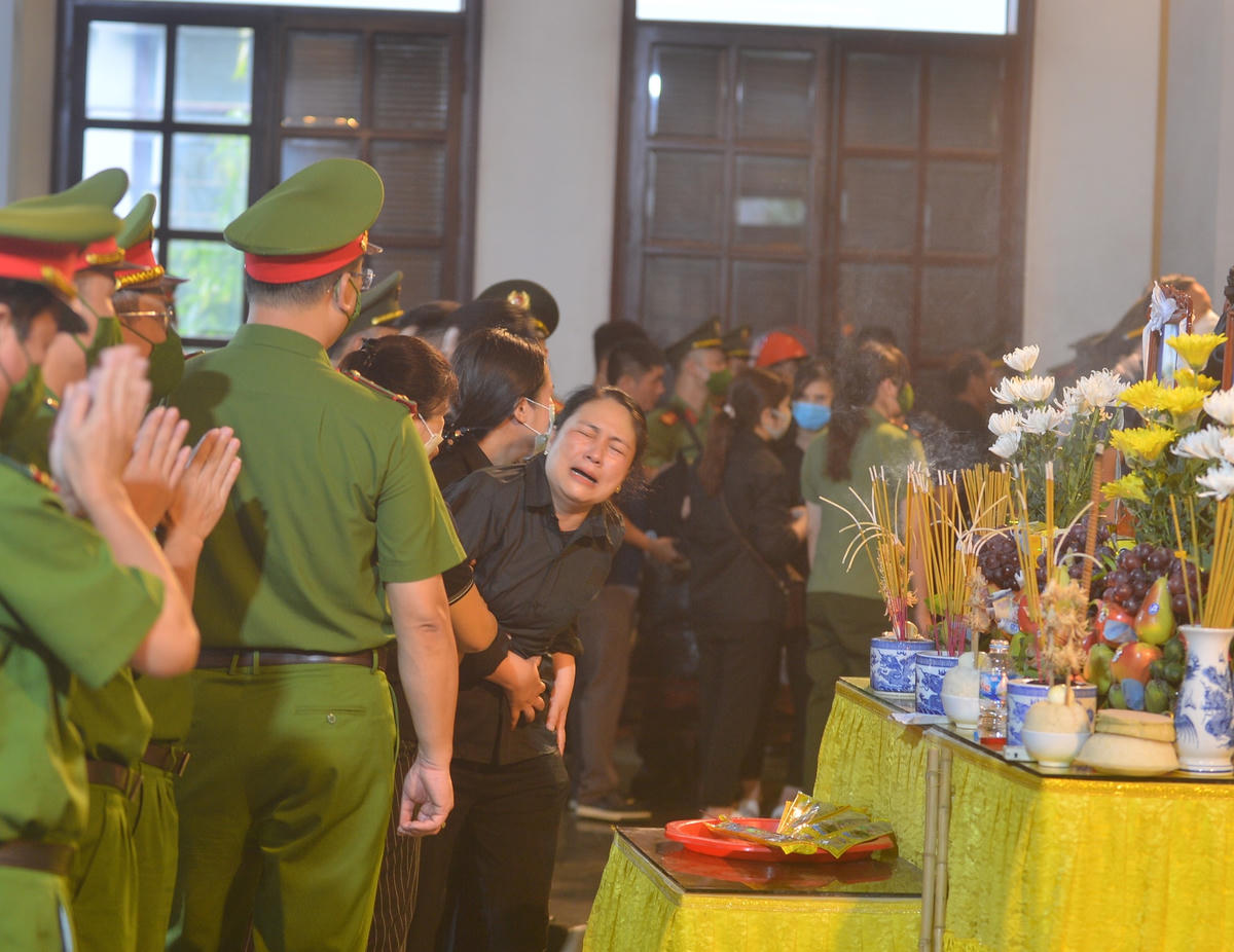 Người thân của các liệt sĩ đau xót, khóc nghẹn trước sự ra đi của 3 liệt sĩ...