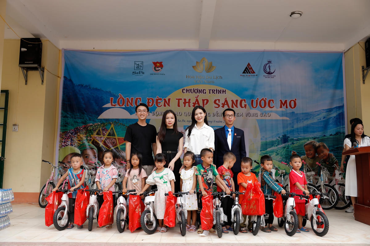 Tại buổi lễ, Ban tổ chức Hoa hậu Du lịch Việt Nam đã trao tặng hơn 300 suất quà, bao gồm bánh kẹo, sách vở, bánh Trung thu, xe đạp, học bổng cho trẻ em có hoàn cảnh đặc biệt khó khăn của trường Tiểu học và THCS Nậm Cang.