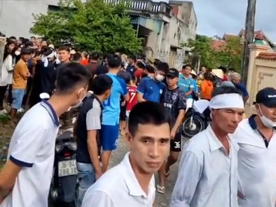 Hàng xóm trong xã có mặt để hỗ trợ an táng nạn nhân.