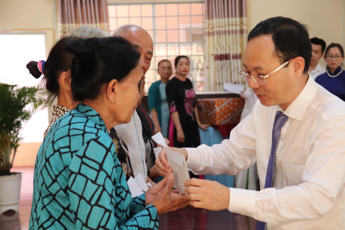 Ông Nguyễn Văn Hiếu, Bí thư Thành ủy Cần Thơ trao quà cho các hộ nghèo