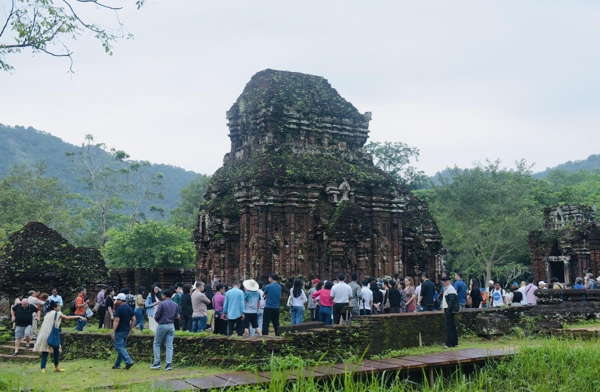 Đông khách du lịch tham quan DSVH Mỹ Sơn.