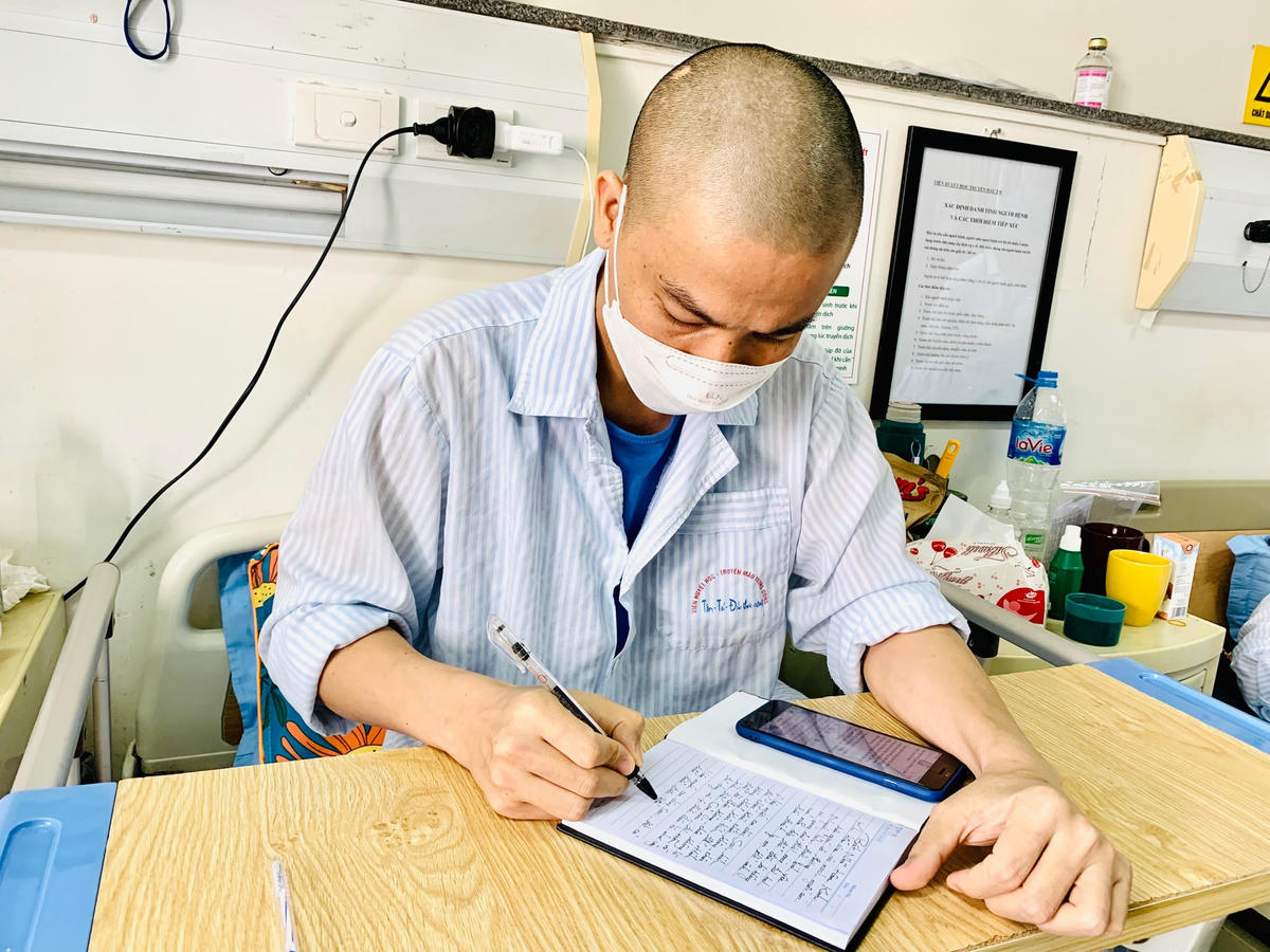 Hùng Rộ tranh thủ viết nhật ký trong thời gian ở bệnh viện. Ảnh: NVCC.  