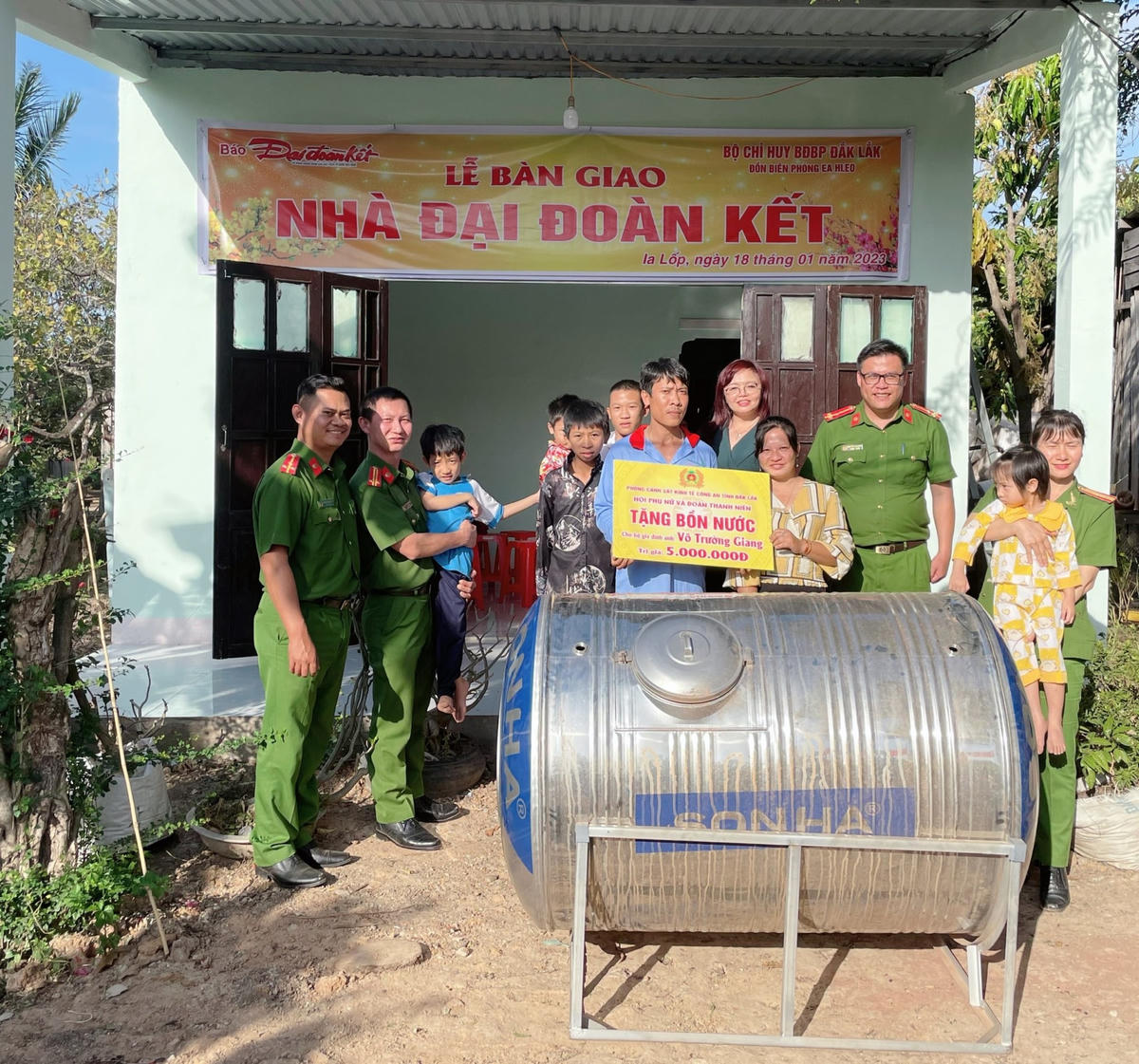 Hội Phụ nữ và Đoàn thanh niên Phòng Cảnh sát Kinh tế Công an tỉnh Đắk Lắk đã phối hợp Báo Đại Đoàn Kết trao tặng bồn đựng nước cho gia đình.