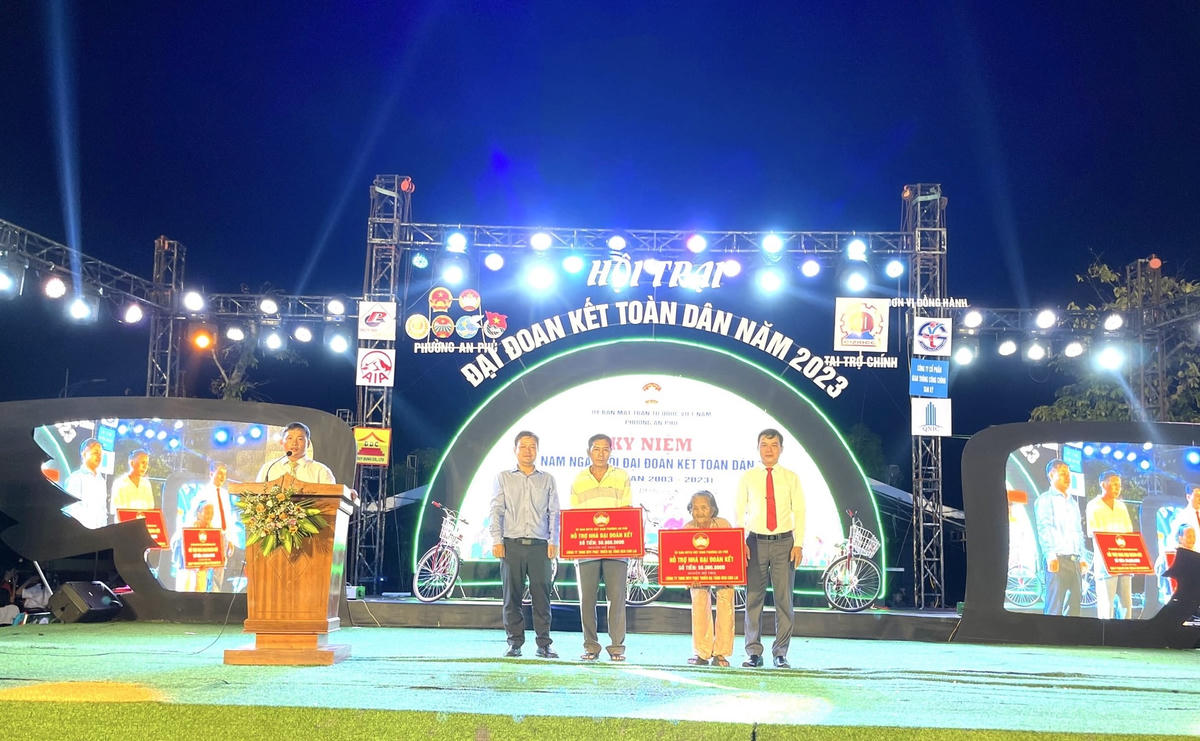 Tặng nhà Đại đoàn kết cho người dân nghèo tại hội trại.