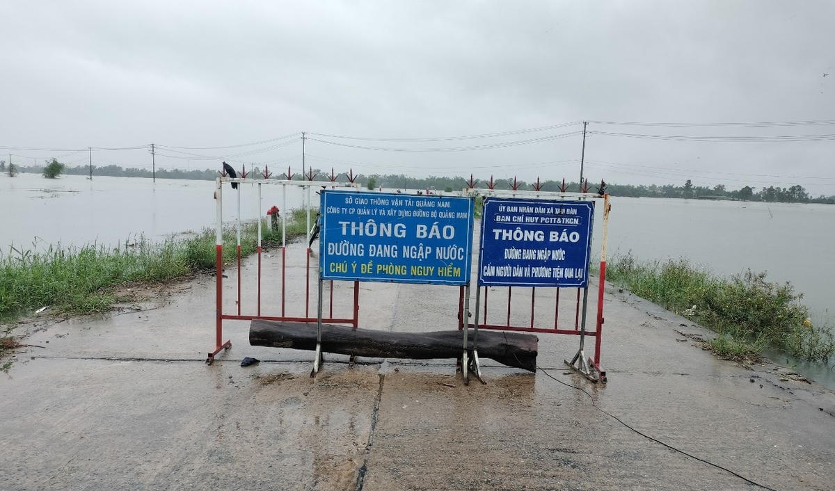 Tuyến đường ĐT 615 từ Tam Đàn đi xã Tam Thăng bị ngập nước sâu.