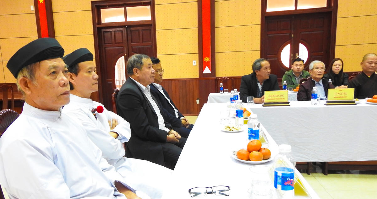 Chức sắc đại diện 16 cơ sở tôn giáo ở quận Cẩm Lệ tại buổi gặp mặt. Ảnh: Thanh Tùng.