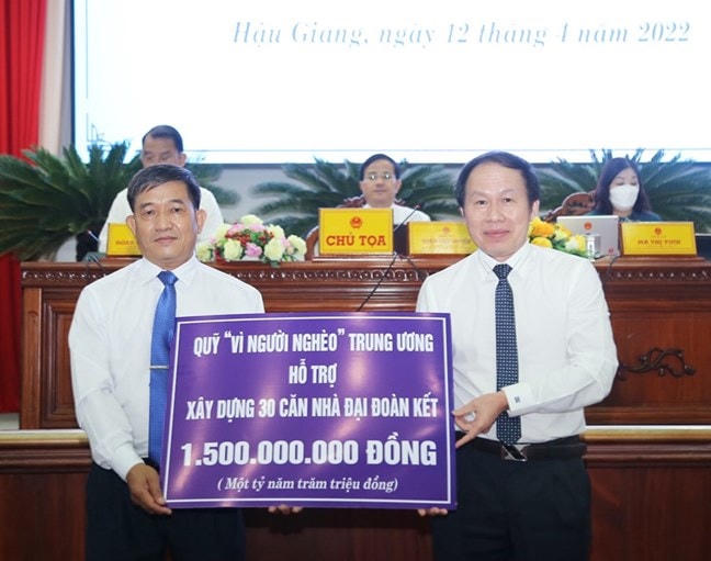 Phó Chủ tịch - Tổng Thư ký  UBTƯ MTTQ Việt Nam Lê Tiến Châu trao 30 căn nhà Đại đoàn kết cho tỉnh Hậu Giang.