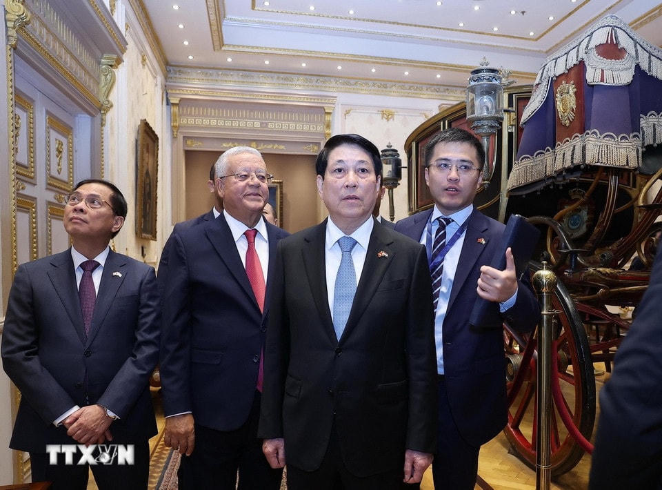 Chủ tịch nước Lương Cường và Chủ tịch Hạ viện Ai Cập Hanafy El-Gebaly tham quan trụ sở Hạ viện Ai Cập. (Ảnh: Lâm Khánh/TTXVN)