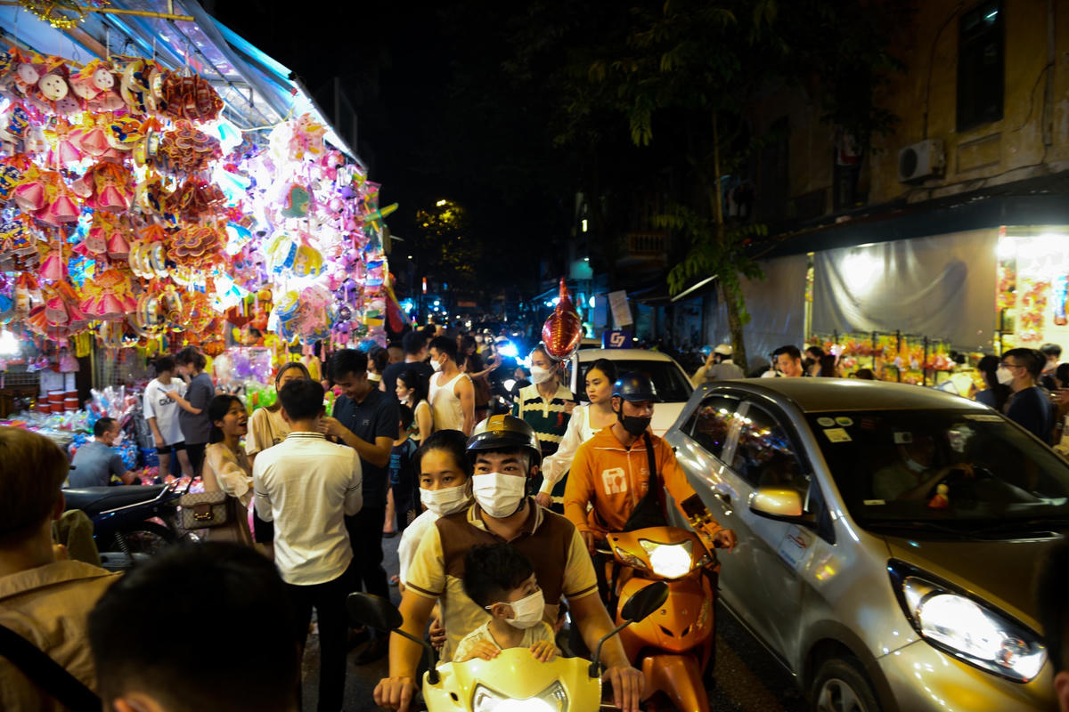 Đến khoảng 9h tối, đoạn đường Hàng Mã, Hàng Rươi đã xảy ra tình trạng tắc nghẽn giao thông. Ngay sau đó các lực lượng chức năng đã có mặt để thông xe trên đoạn đường này.