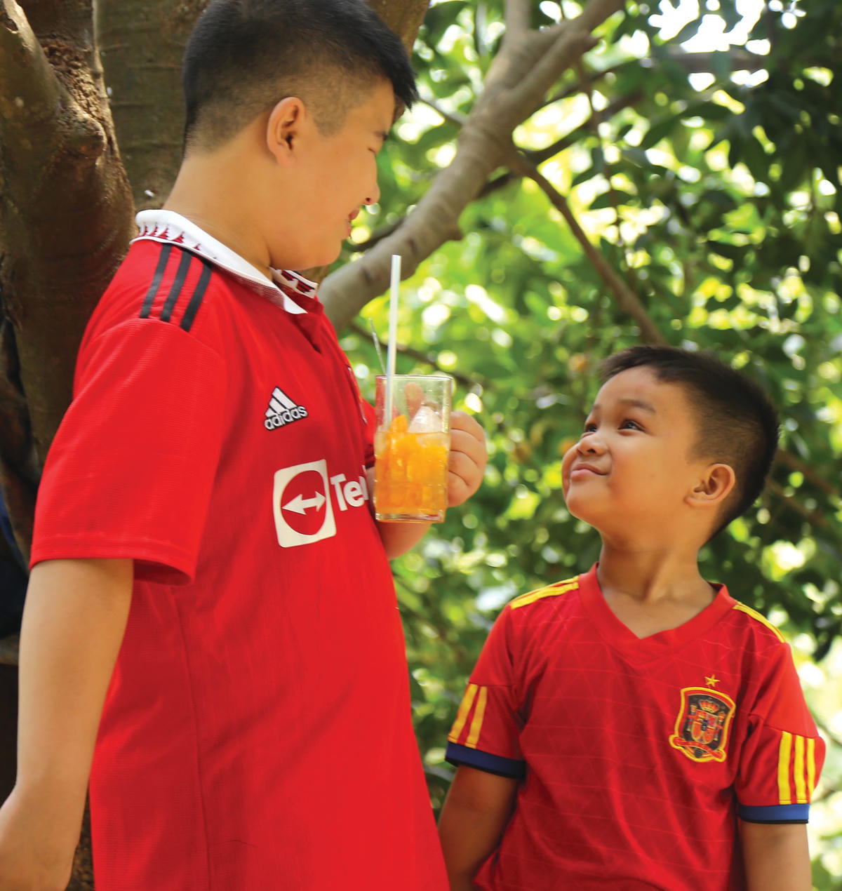 Những đứa trẻ vui vẻ tận hưởng ly thanh trà dầm đá giải cơn khát mùa nắng.  