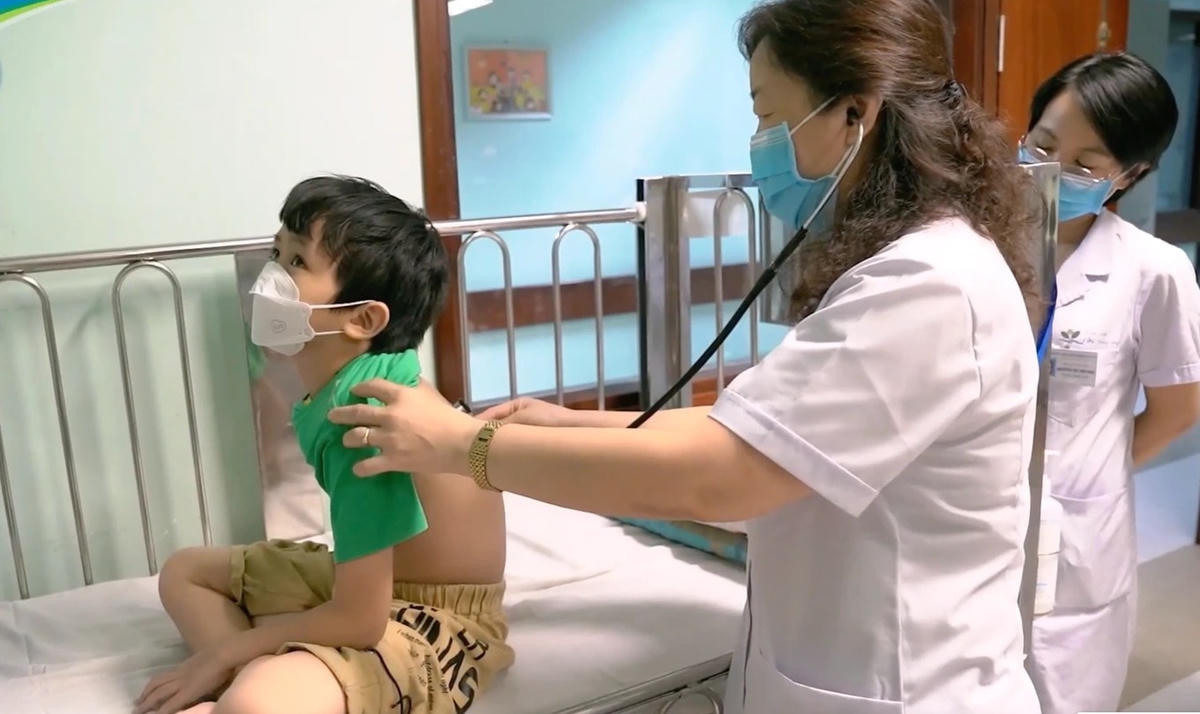 Thăm khám và điều trị trẻ mắc viêm phổi tại Bệnh viện Nhi trung ương. Ảnh: BVCC.