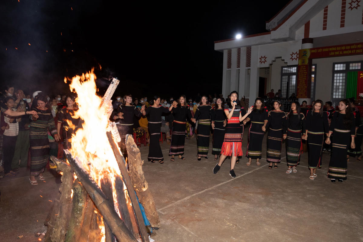 Nàng Hậu hát vang bài ca  “Trường Sơn Đông, Trường Sơn Tây” và "Nổi lửa lên em”.