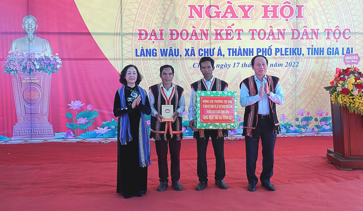 Trưởng Ban Tổ chức Trung ương Trương Thị Mai và Phó Chủ tịch - Tổng Thư ký UBTƯ MTTQ Việt Nam Lê Tiến Châu tặng quà cho khu dân cư trong Ngày hội đại đoàn kết tại làng Wâu, xã Chư Á, tỉnh Gia Lai.