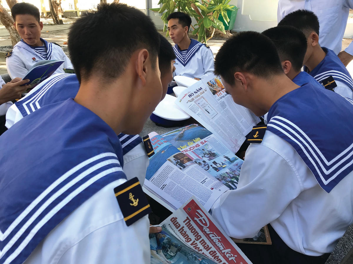 Gặp lại những hình ảnh thân quen trên báo.  