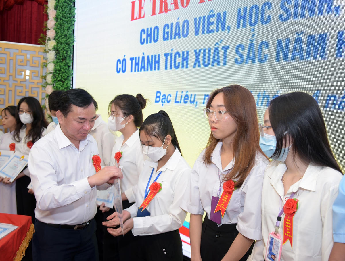Phó Chủ tịch UBND tỉnh - Phan Thanh Duy khen thưởng cho học sinh đoạt giải Cuộc thi Sáng tạo thanh thiếu niên, nhi đồng toàn quốc và Cuộc thi Trạng nguyên Tiếng Việt toàn quốc.