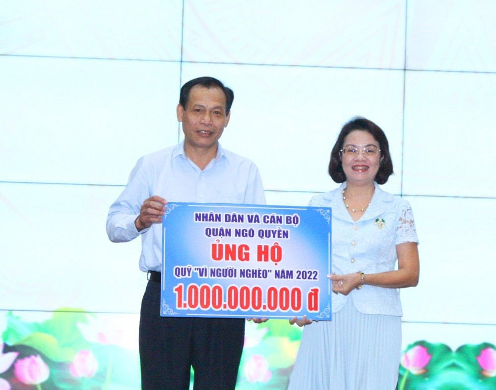 Phó Chủ tịch Ủy ban MTTQ Việt Nam TP Hải Phòng Đỗ Tràng Thành tiếp nhận kinh phí ủng hộ quỹ “Vì người nghèo”