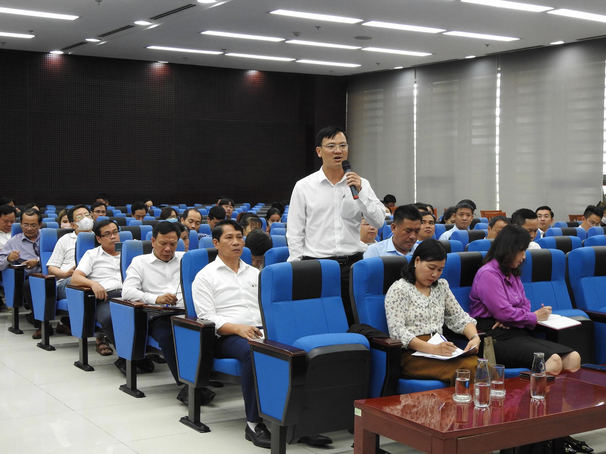 Phó Giám đốc Sở Xây dựng Đà Nẵng Lê Văn Tuấn trả lời câu hỏi của Đại Đoàn Kết Online. Ảnh Thanh Tùng.
