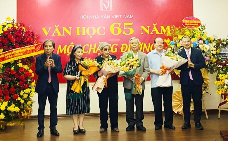 Hội Nhà văn Việt Nam tri ân các nhà văn, nhà thơ lão thành nhân kỷ niệm 65 năm thành lập Hội (1957-2022).