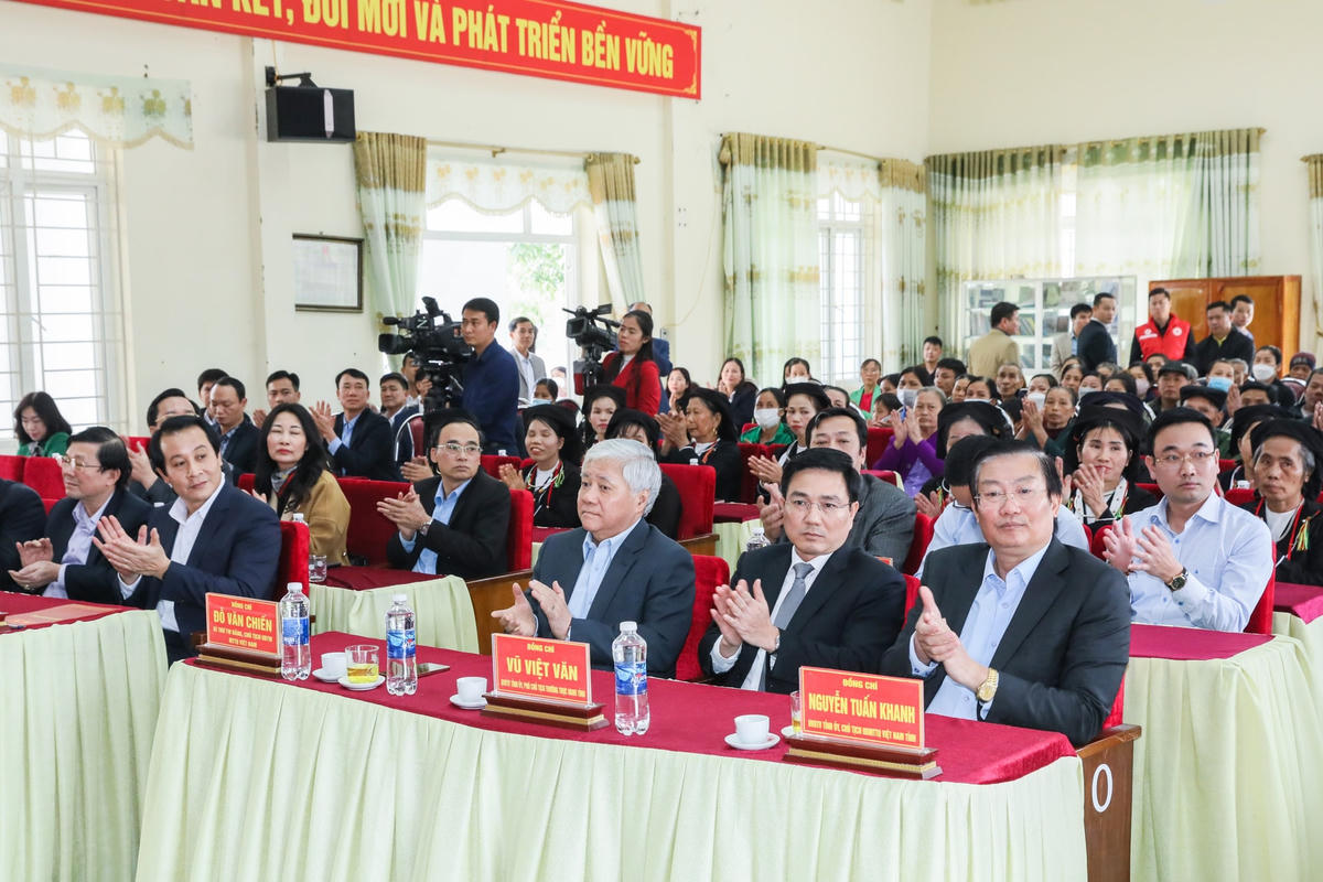 Chủ tịch Đỗ Văn Chiến cùng các đại biểu.