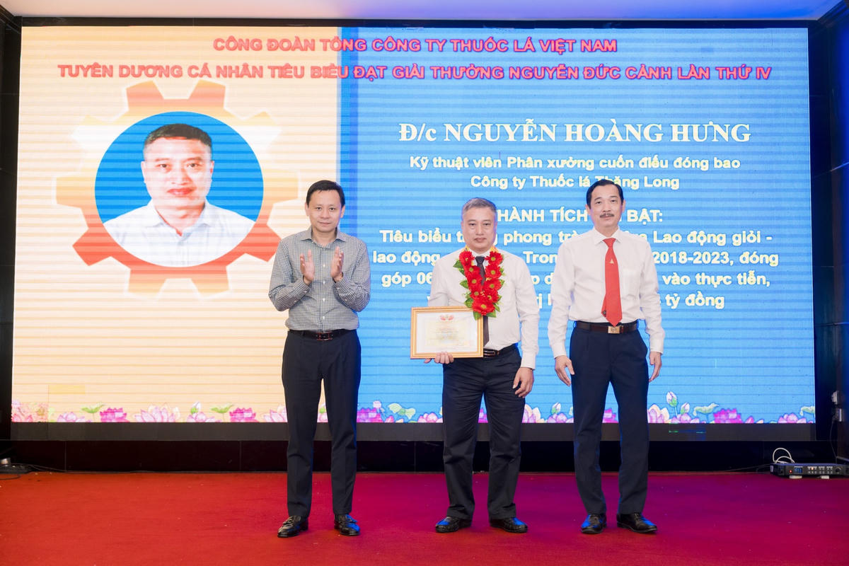 Ông Hồ Lê Nghĩa (trái) Bí thư Đảng ủy, Chủ tịch HĐTV và ông Hồ Kỳ Quốc Hùng (phải) Chủ tịch CĐ trao thưởng cho đ/c Nguyễn Hoàng Hưng – Công ty Thuốc lá Thăng Long đạt giải thưởng Nguyễn Đức Cảnh lần IV, giai đoạn 2018 – 2022.