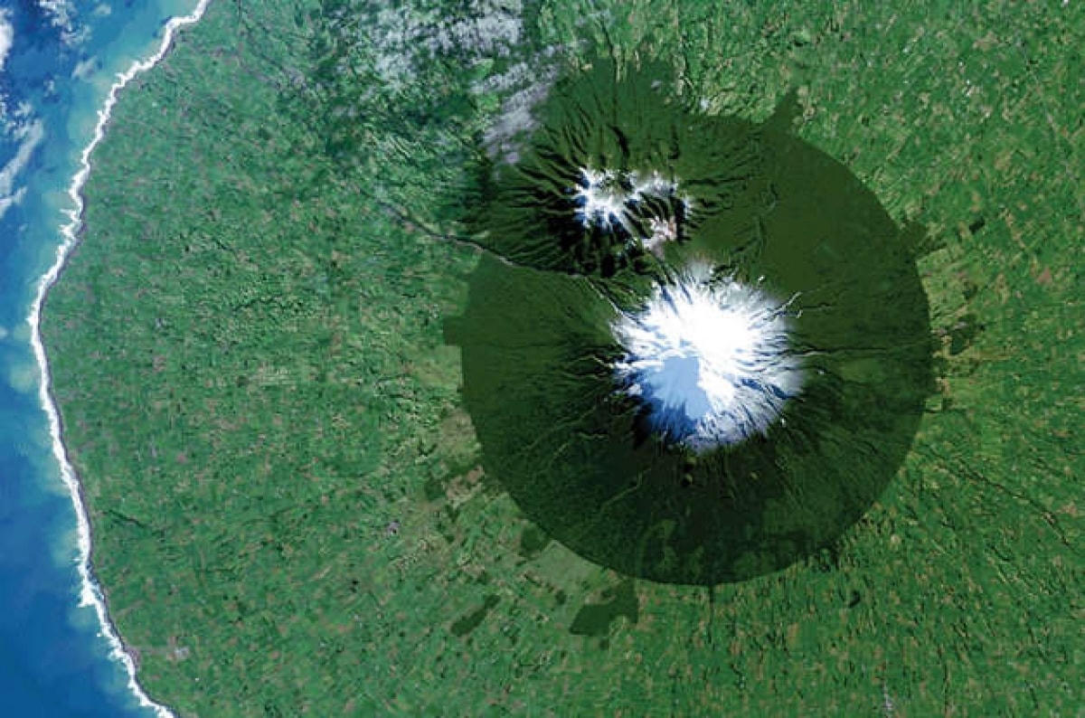 Vườn Quốc gia Egmont ở New Zealand với đỉnh núi Taranaki ở trung tâm, được nhìn từ hình ảnh do vệ tinh Landsat 8 ghi lại.  
