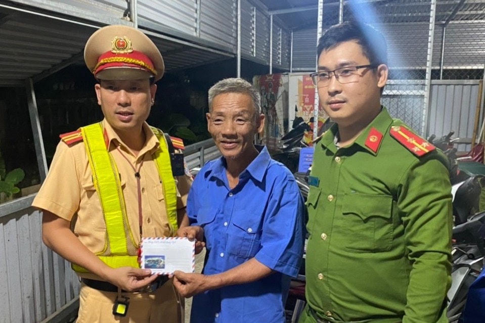 Lực lượng Công an hỗ trợ ông Bình.