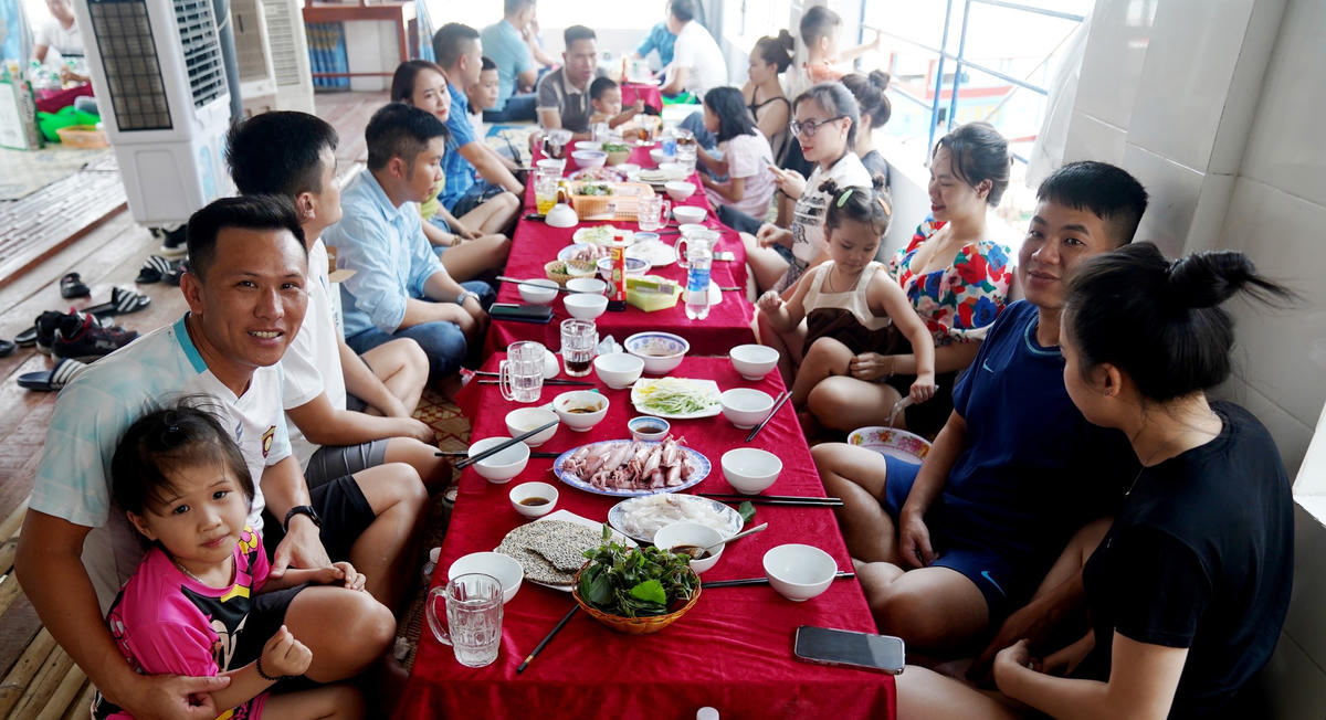 Vào thời điểm này, Khu ẩm thực mực nhảy Vũng Áng luôn tấp nập người và các phương tiện vào ra, bình quân mỗi ngày có hàng trăm du khách trong và ngoài địa bàn đổ về đây để thưởng thức mực nhảy, nhất là trong dịp nghỉ cuối tuần.