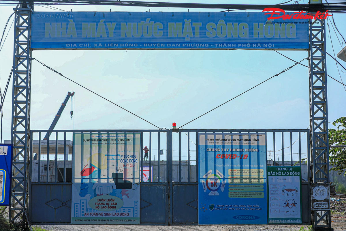 Theo ghi nhận của PV Đại Đoàn Kết Online, dự án hiện vẫn còn nhiều hạng mục của dự án chưa được hoàn thiện. Ngay cả, chiếc biển tên công trình cũng đã phai màu cùng năm tháng.