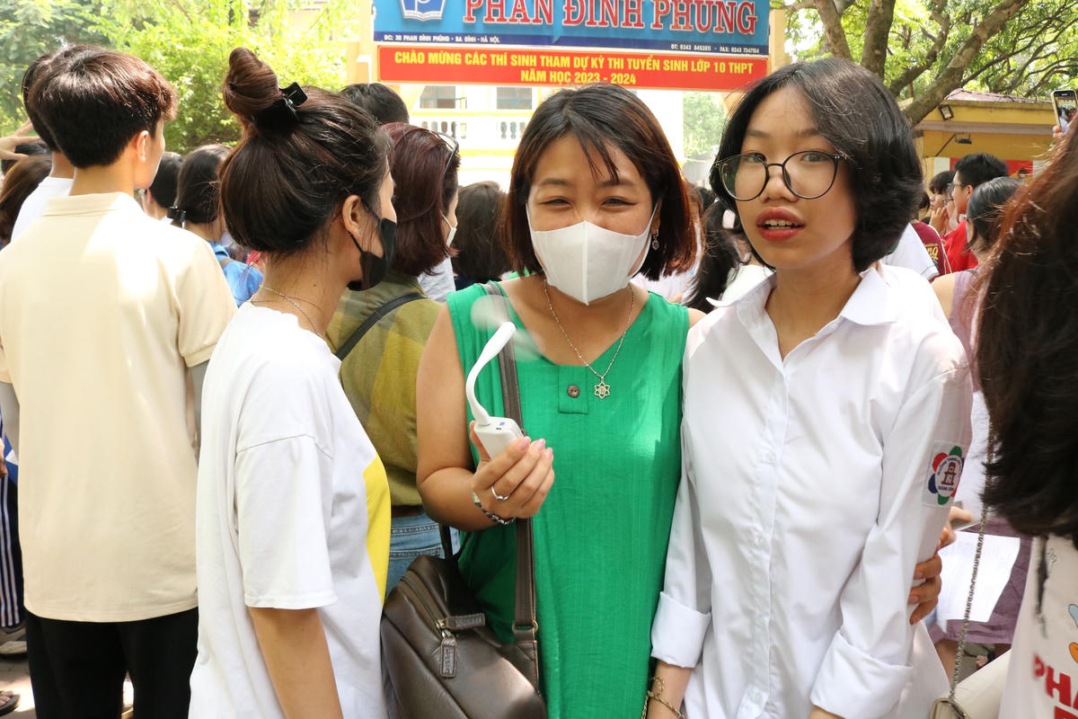 Kết thúc bài thi môn Toán vào 10, thí sinh, phụ huynh như 'trút được gánh nặng’