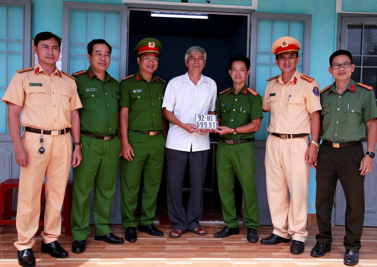 Lãnh đạo Công an tỉnh Quảng Nam chúc mừng một số người dân nhận được biển số xe.