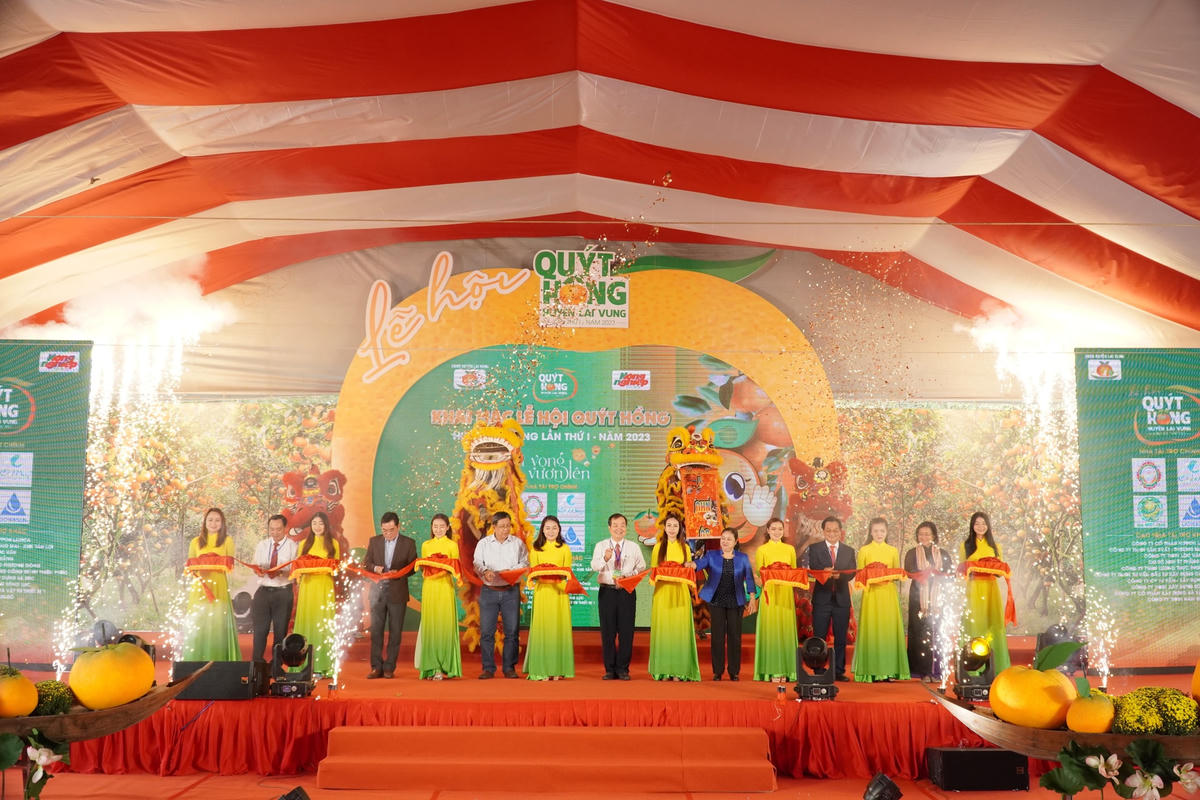 Cắt băng khai mạc lễ hội.