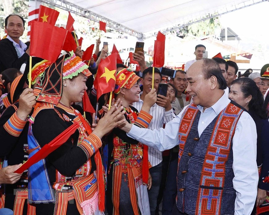 Chủ tịch nước Nguyễn Xuân Phúc với đồng bào dự Ngày hội Đại đoàn kết toàn dân tộc tại liên khu dân cư. Ảnh: Thống Nhất/TTXVN.
