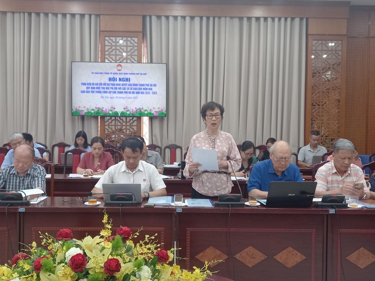 Các đại biểu phát biểu tại hội nghị phản biện. 