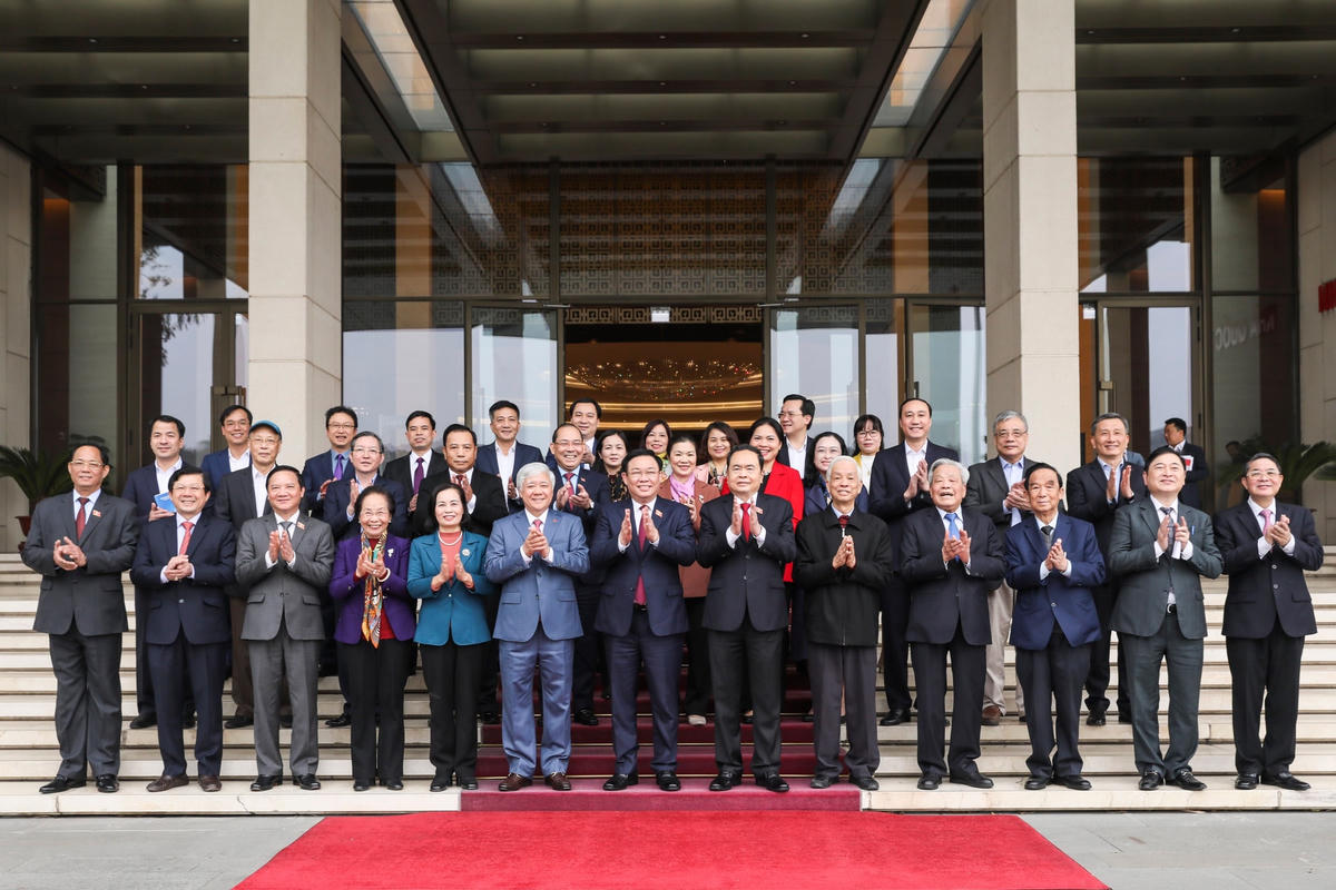  Chủ tịch Quốc hội Vương Đình Huệ chụp ảnh lưu niệm cùng các đại biểu tham dự Hội nghị. Ảnh: Quang Vinh.  