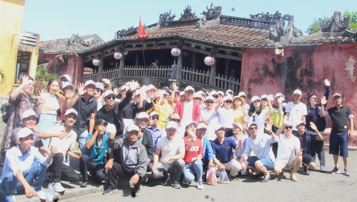 Một nhóm du khách chụp ảnh lưu niệm bên chùa Cầu Hội An.