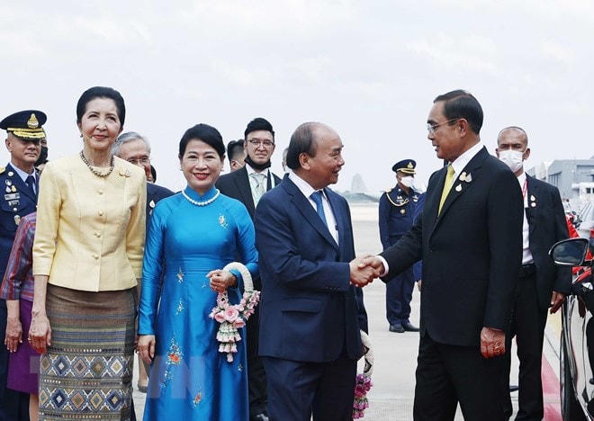Thủ tướng Thái Lan Prayut Chan-o-cha đón Chủ tịch nước Nguyễn Xuân Phúc tại Sân bay Không quân Hoàng gia Thái Lan. Ảnh: Thống Nhất/TTXVN.