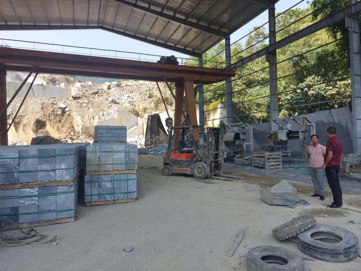 Mỏ đá Hang Dơn thuộc Công ty CP khoáng sản Phúc Kim Thành vẫn cố tình hoạt động sản xuất khi không được cơ quan chức năng cho phép.
