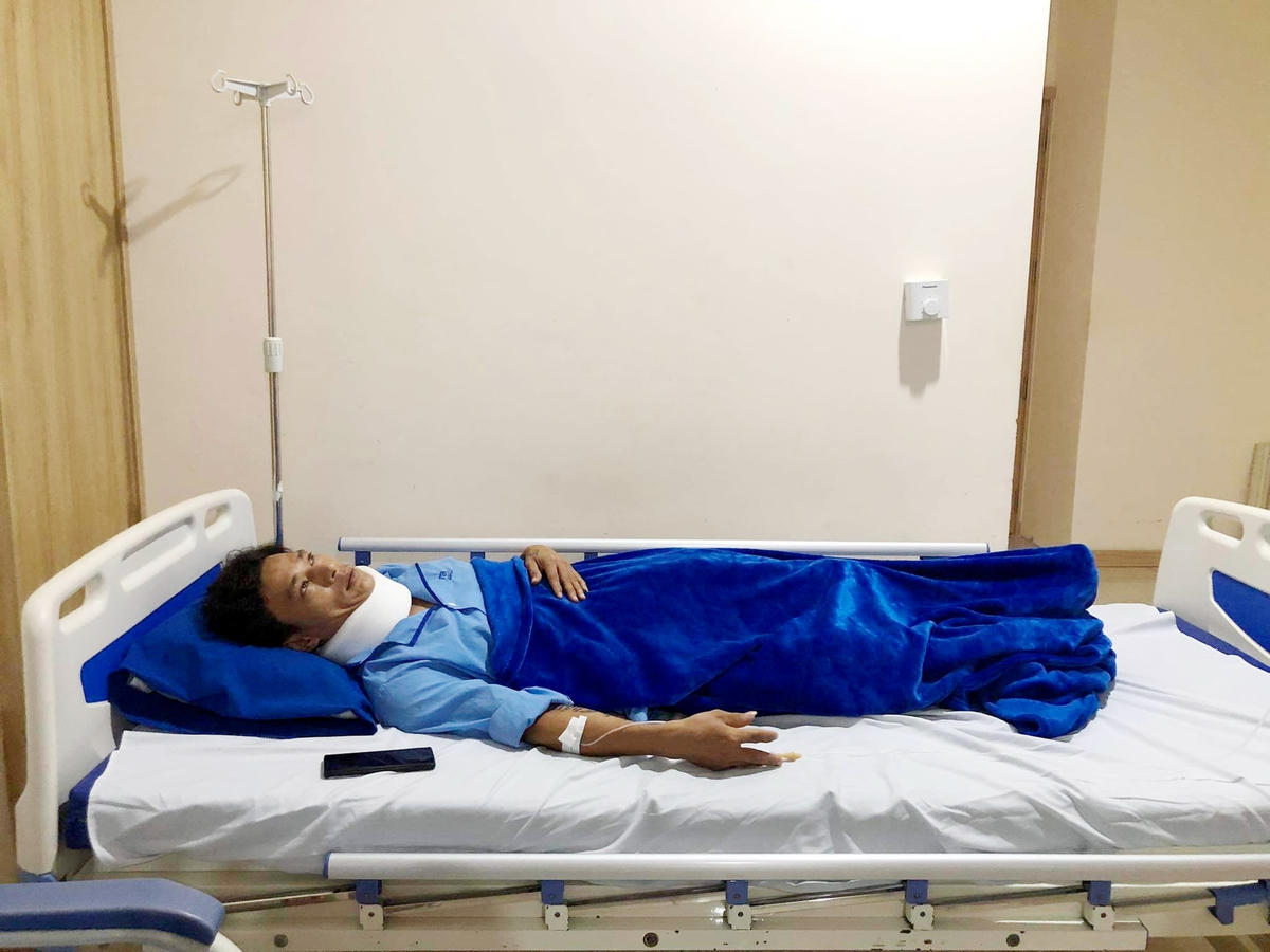 Tài xế Phan Văn Ngôn bị chấn thương sau khi xô xát cùng nhóm công nhân.