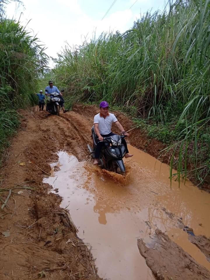 Vào mùa mưa lũ, thầy cô giáo trường TH và THCS Ba Tầng gặp rất nhiều khó khăn khi đến điểm trường Hùn Dốc giảng dạy.