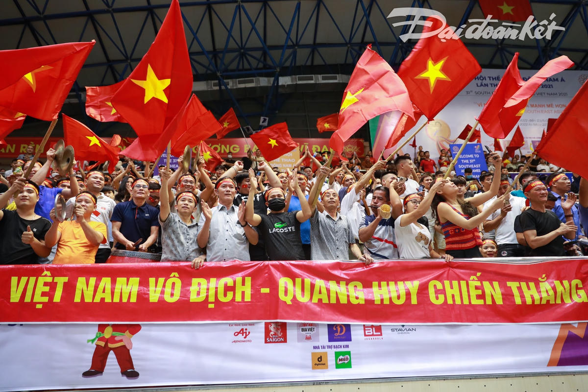 Võ sĩ Nguyễn Quang Huy là người Bắc Ninh thế nên không ngạc nhiên khi khán đài chật kín khán giả đến cổ vũ cho anh.