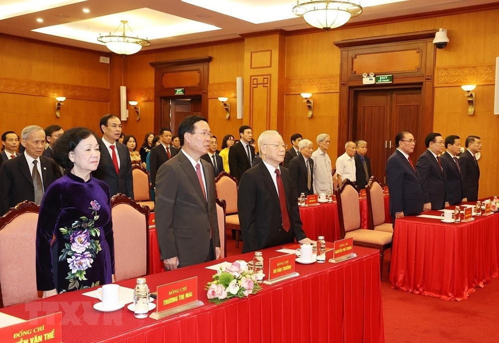 Các đồng chí lãnh đạo và nguyên lãnh đạo Đảng, Nhà nước thực hiện nghi lễ chào cờ. (Ảnh: Trí Dũng/TTXVN).