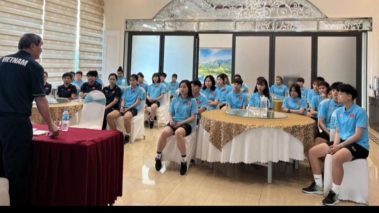 HLV Mai Đức Chung trò chuyện cùng các cầu thủ nữ. Ảnh: VFF.