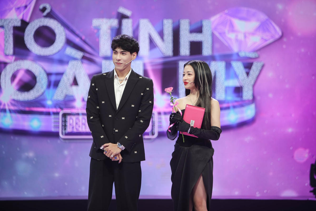 Dù mắt còn ngấn lệ vì xúc động khi được Peter tỏ tình, nhưng vừa mở hộp quà mà Peter tặng Bnat đã bật cười và cho biết bên trong là salonpas. Ảnh: Perfect Universe.