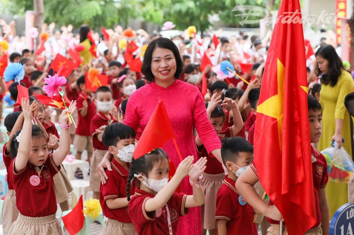 Những hình ảnh đẹp của thầy, cô và học sinh trong ngày khai giảng năm học mới.