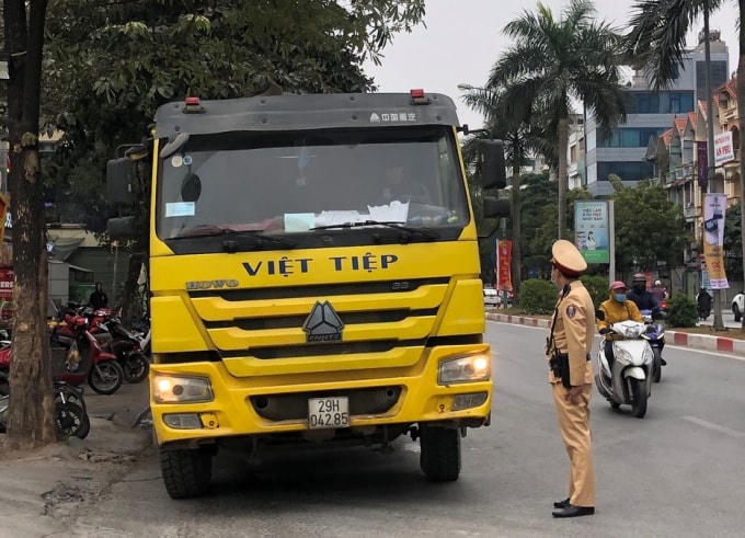 Xe bồn bê tông Việt Tiệp bị lực Đội CSGT số 7 kiểm tra, xử lý trên đường Nguyễn Khuyến, quận Hà Đông.