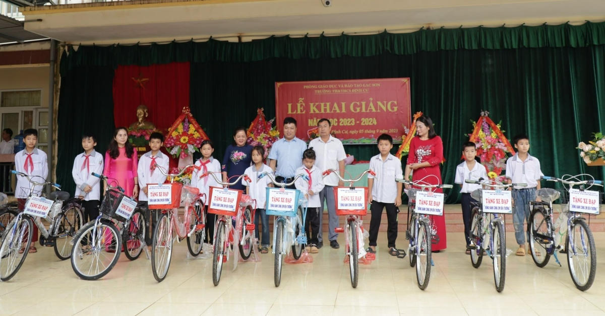Những chiếc xe được trao tặng là món quà ý nghĩa, sự động viên hữu hình, tiếp bước các em tới trường.