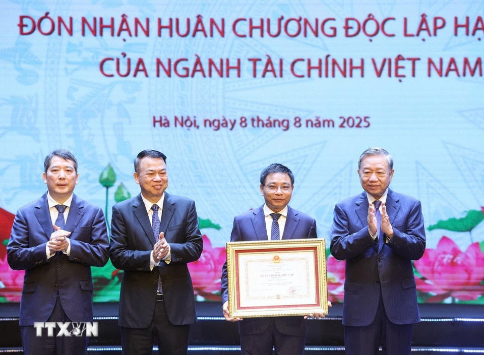 Tổng Bí thư Tô Lâm trao tặng Huân chương Độc lập hạng Nhất cho ngành tài chính. (Ảnh: Thống Nhất/TTXVN)